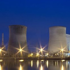 Kernkraftwerk in der Nacht