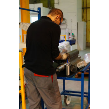 Ein Hibon-Mitarbeiter bei der Reparatur von Drehkolbengebläsen in der Hibon-Fabrik in Wasquehal.