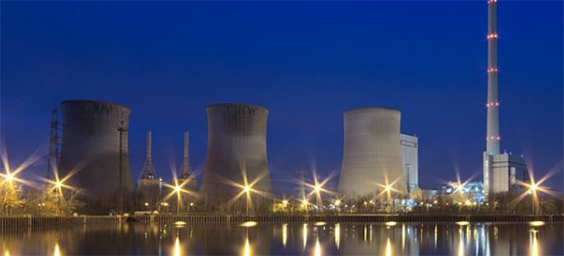 Blick auf ein Kernkraftwerk.