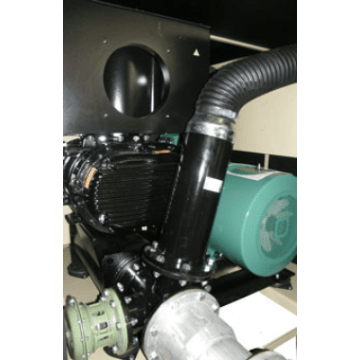 Das Innere einer Schallschutzhaube für eine Hibon-Anlage mit den Verdrängungsgebläsen, dem Motor und dem Schalldämpfer, die für die Übertragung von Gasgemischen oder spezifischen Gasen verwendet werden.